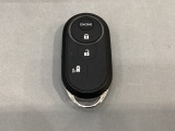 リモコンエンジンスターターを装備しています。操作キーはスマートキーも兼用しており、鍵を差し込むことなくドアロックの開け閉めと、スタートボタン操作でのエンジンスタートができます。