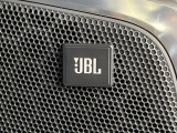 【JBLサウンドシステム】メーカーオプションの高品位サウンドシステムを搭載。専用のチューニングが施された大小様々なスピーカーから良質なサウンドが奏でられ、臨場感あふれる音響空間を演出します。