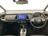 車内は光触媒抗菌消臭施工済です。インパネ周りはスタイリッシュなデザインで機能や装備も充実しています。グローブボックスやカップホルダーのほかにトレーなどたくさんの収納スペースが付いています。