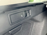 ワンアクションで後部座席を荷室側より倒すことができます。