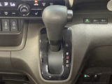 CVT車のセレクトレバーです。低速から高速まで、変速ショックのないスムーズな走りを実現するとともに、エンジン効率のよい領域を維持することで燃費にも貢献します。
