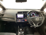 車内は光触媒抗菌消臭施工済です。インパネ周りはスタイリッシュなデザインです。グローブボックスやカップホルダーのほかにトレーなどたくさんの収納スペースが付いています。