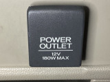 アクセサリーソケットはUSBのアダプターなどをつければ、スマホの充電にも使えます。周辺には物が置けるボックスがついています。