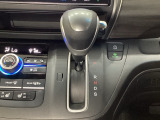 CVT車のセレクトレバーです。低速から高速まで、変速ショックのないスムーズな走りを実現するとともに、エンジン効率のよい領域を維持することで燃費にも貢献します。