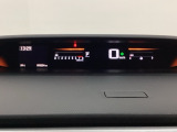 デジタル表示のスピードメーターとタコメーターを大きく配した見やすいメーター部になっています。左側のインフォメーション画面でオドメーターや燃費などの情報を確認できます。