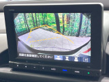 【バックカメラ】駐車時に後方がリアルタイム映像で確認できます。大型商業施設や立体駐車場での駐車時や、夜間のバック時に大活躍!運転スキルに関わらず、今や必須となった装備のひとつです!