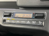 【オートエアコン】一度お好みの温度に設定すれば、車内の温度を検知し風量や温度を自動で調整。暑い&hellip;寒い&hellip;と何度もスイッチ操作をする必要はありません。快適な車内空間には必須の機能ですね♪