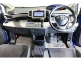 ドライバーを包み込むように、ディスプレーやスイッチ、コンソールを配置。座った瞬間から運転への期待が!空間そのものの心地よさにこだわっています。