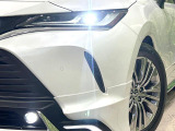 【LEDヘッドライト】悪天候や夜間走行時も良好な視界を確保し安心して運転できる高輝度LEDヘッドライトを装備!点灯速度が早く、消費電力も抑えられています。