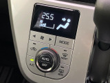 【オートエアコン】一度お好みの温度に設定すれば、車内の温度を検知し風量や温度を自動で調整。暑い&hellip;寒い&hellip;と何度もスイッチ操作をする必要はありません。快適な車内空間には必須の機能ですね♪