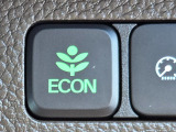 ワンタッチで省燃費走行をサポートするECONスイッチを装備。