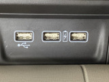 エアコン操作パネルの下に、スマートフォンなどの充電可能なUSB端子が2個、音源などの外部入力の可能なUSB端子が1個ついています。移動中に充電もできるので便利です。