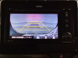 バックでの車庫入れも安心です!リアカメラが付いているバックモニター付のディスプレイオーディオを装備しております。操作線もついており距離感も画面から確認できます。