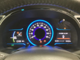 ハイブリット車専用のメーターです。中央のスピードメーターより左右のサブデスプレイで燃費や動力伝達などの情報が見れるようになっています。