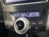 【オートエアコン】一度お好みの温度に設定すれば、車内の温度を検知し風量や温度を自動で調整。暑い&hellip;寒い&hellip;と何度もスイッチ操作をする必要はありません。快適な車内空間には必須の機能ですね♪