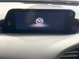 【8.8インチマツダコネクト】車内の雰囲気にマッチした大型のディスプレイ。スマホ接続でのナビ使用やBluetooth再生等、様々な機能が楽しめます。直感的なダイヤル操作が可能で、使い勝手も良好です。