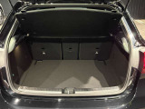 ゆったりとしたトランクルームでございます。たくさんのお荷物の車載が可能でございます。