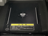センターコンソールにはワイヤレス充電器を装備してます。Qi(チー)規格対応のスマートフォンなどを置くだけでワイヤレスで充電可能です。