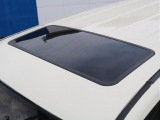サンルーフも付いてます!太陽光、新鮮な空気を取り入れ車内はとても快適に!晴れた日のロングドライブには欠かせない人気装備です!チルトアップ、スライド開閉と2段階の操作が可能です!