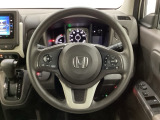 ハンドルにHondaセンシング系のクルーズコントロールやレーンキープアシストなどのスイッチと、オーディオの操作スイッチが装備されています。ハンドルから手を離さず安全に操作できます。