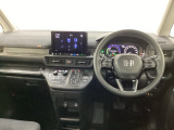 車内は光触媒抗菌消臭施工済です。スタイリッシュなデザインでスポーティなインパネ周りを演出します。グローブボックスやカップホルダーのほかにトレーなどたくさんの収納スペースが付いています。