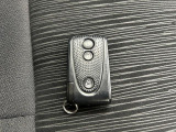 スマートキーを装備しています☆カギをカバンやポケットに入れて頂いた状態でドアロックの開閉やエンジンスタートをして頂けますよ!とても便利な装備です!