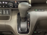 CVT車のセレクトレバーです。低速から高速まで、変速ショックのないスムーズな走りを実現するとともに、エンジン効率のよい領域を維持することで燃費にも貢献します。