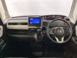 車内は光触媒抗菌消臭施工済です。インパネ周りはスタイリッシュなデザインで機能や装備も充実しています。グローブボックスやカップホルダーのほかにトレーなどたくさんの収納スペースが付いています。