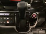 CVT車のセレクトレバーです。低速から高速まで、変速ショックのないスムーズな走りを実現するとともに、エンジン効率のよい領域を維持することで燃費にも貢献します。