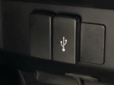 アクセサリーソケットの横にはナビゲーション用の外部入力可能なUSB端子がついており、周辺には物が置けるトレーがついています。