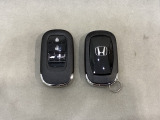 スマートキーを装備しています。鍵を差し込むことなくドアロックの開け閉めと、スタートボタン操作でのエンジンスタートができます。ボタン操作でトランクが開けられる電動テールゲートのボタンもついています。
