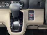 CVT車のセレクトレバーです。低速から高速まで、変速ショックのないスムーズな走りと、エンジン効率のよい領域を維持して燃費にも貢献します。サイドブレーキはスイッチ操作の電子制御パーキングブレーキです。