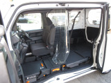 軽バン初のピラーレス仕様を採用。助手席側に1580MMの大きな開口部が生まれ、荷室へのアクセスが向上しました。ピラーの機能は助手席ドアとスライドドアに内蔵し、高い衝突安全性能も確保しています。