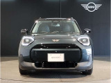 MINIのフロントグリルのデザインはイギリスで生まれた当初から、シルバーのサイドバーが折り重なった伝統的なデザインで御座います。その伝統はBMWのお車になってからでも少しずつ形を変えて守られております