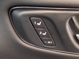 運転席ドアには、2名分のドライビングポジションを記憶できるメモリースイッチを装備。乗るたびにシート位置を簡単に呼び出せます。