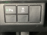 VSA装備車です。VSAはドライバーの操作と車の動きを見守っています。もし車の挙動が乱れたとき、4輪別々にブレーキをかけたり、エンジンパワーをしぼることによって車を安定させます。
