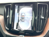 【360&deg;ビューカメラ】4台の高解像度カメラで360度の鳥瞰図を表示。隣の車や壁、死角にある障害物などを画面で確認できるため、狭いスペースでの駐車・出入りも安心です。