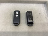 スマートキーを装備しています。鍵を差し込むことなくドアロックの開け閉めと、スタートボタン操作でのエンジンスタートができます。スペアキーも同じものを用意しております。