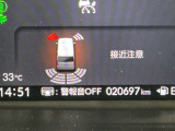 パーキングセンサーシステムは走行中に障害物が迫ると音と表示でお知らせ、低速走行時時の安心感を高めます