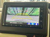 【バックカメラ】駐車時に後方がリアルタイム映像で確認できます。大型商業施設や立体駐車場での駐車時や、夜間のバック時に大活躍!運転スキルに関わらず、今や必須となった装備のひとつです!