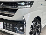 【LEDヘッドライト】悪天候や夜間走行時も良好な視界を確保し安心して運転できる高輝度LEDヘッドライトを装備!点灯速度が早く、消費電力も抑えられています。
