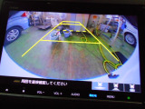 バックカメラの画像です。ガイドラインがスムースな車庫入れをサポートいたします。車庫入れの安心感がアップしますね。