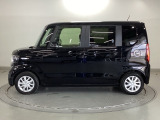 狭い駐車場でも、スライドドアならチャイルドシートへのお子さまの乗降や荷物の積載もスムーズ。とても便利な【両側電動スライドドア】ドアハンドを少し引くだけでリアドアが自動開閉します。