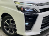 【LEDヘッドライト】悪天候や夜間走行時も良好な視界を確保し安心して運転できる高輝度LEDヘッドライトを装備!点灯速度が早く、消費電力も抑えられています。