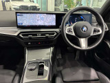 コックピットは、BMWらしくセンター・コンソールがドライバーに向けて傾けられた設計になっています。