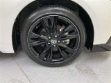 純正アルミホイール付きです。タイヤサイズは215/45R17になります。