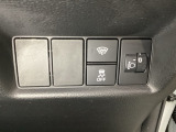 ハンドルの右側にはヘットライトリベライザーとVSA(ABS+TCS+横滑り抑制)の解除スイッチがついています。ヘッドライトリベライザーは道路状況や積荷の加重に応じてライトの高さを調節できます。
