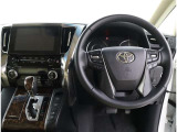 <運転席>まるで自宅に居るようにリラックスできる運転席です。外の喧騒を忘れさせてくれますね。見やすいメーターと操作しやすいスイッチ類もいいですね.