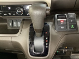 CVT車のセレクトレバーです。低速から高速まで、変速ショックのないスムーズな走りを実現するとともに、エンジン効率のよい領域を維持することで燃費にも貢献します。