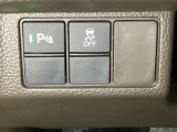 VSA装備車です。VSAはドライバーの操作と車の動きを見守っています。もし車の挙動が乱れたとき、4輪別々にブレーキをかけたり、エンジンパワーをしぼることによって車を安定させます。